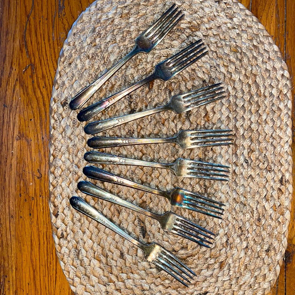 1915 Fairfield TULIP Pattern Silverplate - 8 Forks